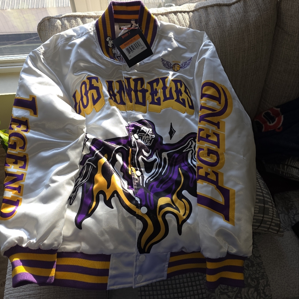Brand New XL Kobe Bryant White Satin Jacket with Los Angeles Legend Design - Picture 2 of 5